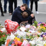 Trauernde in den Strassen von Christchurch. (Bild: EPA/MICK TSIKAS)