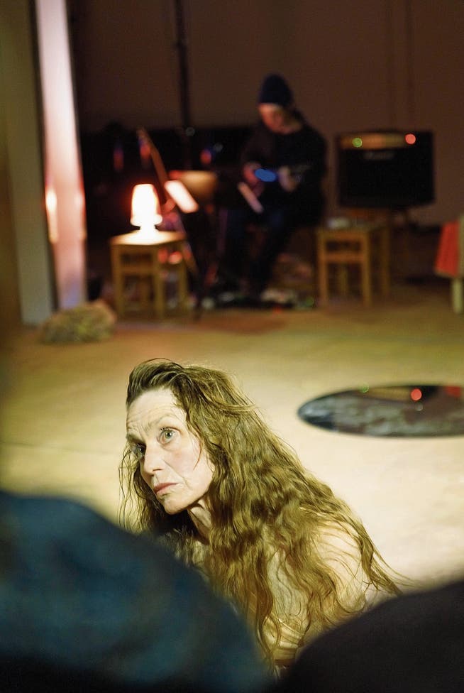 Verletzlich: Micha Stuhlmann blickt ins Publikum, im Hintergrund Gitarrist Beat Keller. (Bilder: Dieter Langhart)