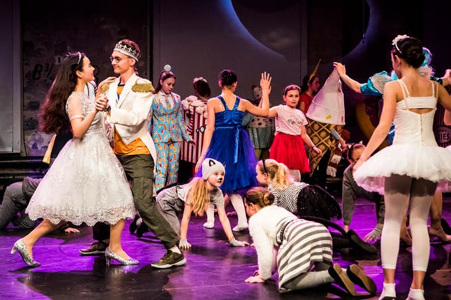 Cinderella (Vivian Bechtiger) angelt sich den schönen Prinz. (Bilder: Anna-Tina Eberhard)