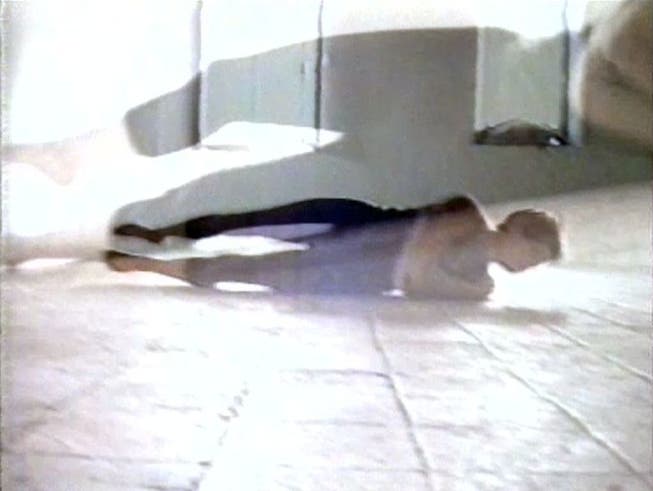 Filmstill aus der Videoarbeit «Horizontal Waltz for Left and Right Handcameras» (1989). Zu sehen ist der Film bis 28. April 2019 Kunsthaus Baselland in Muttenz. (Bild: Anna Winteler / Kunsthaus Baselland)