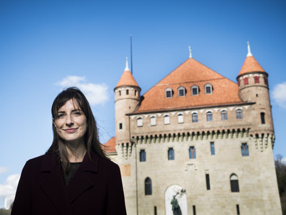 Die frisch gewählte Staatsrätin Rebecca Ruiz vor dem Château Saint-Maire in Lausanne, ihrem künftigen Arbeitsort. (Bild: Keystone/JEAN-CHRISTOPHE BOTT)