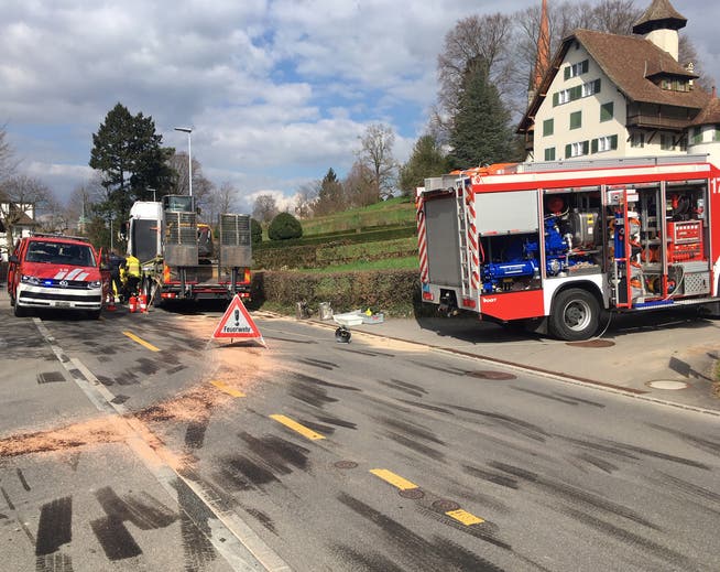 Ein Lastwagen verlor in der Stadt Zug mehrere Hundert Liter Diesel. Der Freiwillige Feuerwehr Zug (FFZ) gelang es den Diesel zu binden. (Bild: Zuger Polizei)