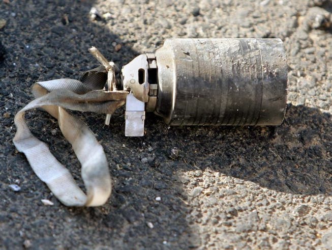 Die Kanisterbomben geben eine Vielzahl solcher kleiner Bomben frei, die oft nicht explodieren und dadurch für die Zivilbevölkerung eine bleibende Gefahr darstellen. (Bild: Keystone/AP/BEN CURTIS)