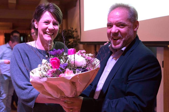 Schulpräsident Samuel Kern begrüsst Tina Baumgartner mit einem Blumenstrauss in der Schulbehörde. (Bild: Andreas Taverner)