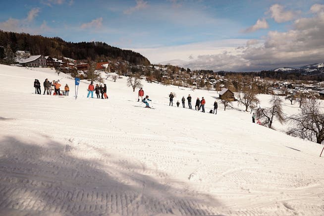 In Abtwil gibt es zwar keinen Skilift, dafür fand nach drei Jahren wieder ein Skirennen am Sonnenberghang statt. (Bild: Johannes Wey (9. Februar 2019))