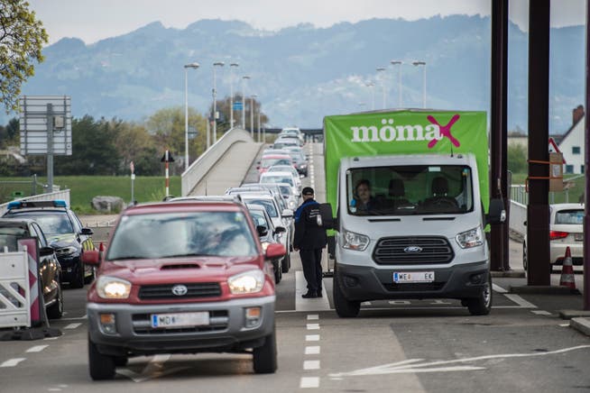 An der Grenze zu Österreich: Die neue Arbeitslosenregel für EU-Grenzgänger könnte die Schweiz 700 Millionen Franken kosten. (Bild: Benjamin Manser)