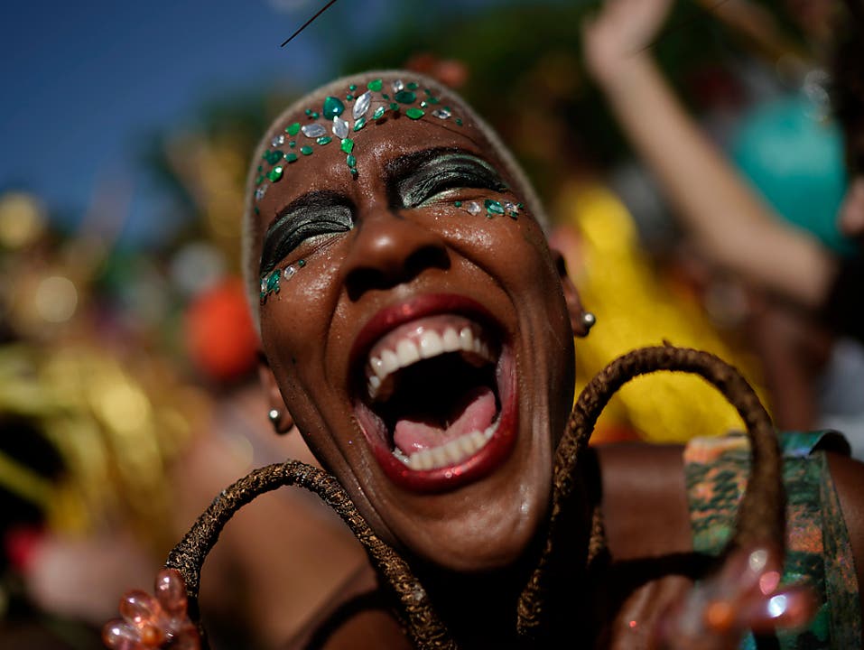 Teilnehmerin am Karneval von Rio während einer Strassenparty. (Bild: KEYSTONE/AP/LEO CORREA)