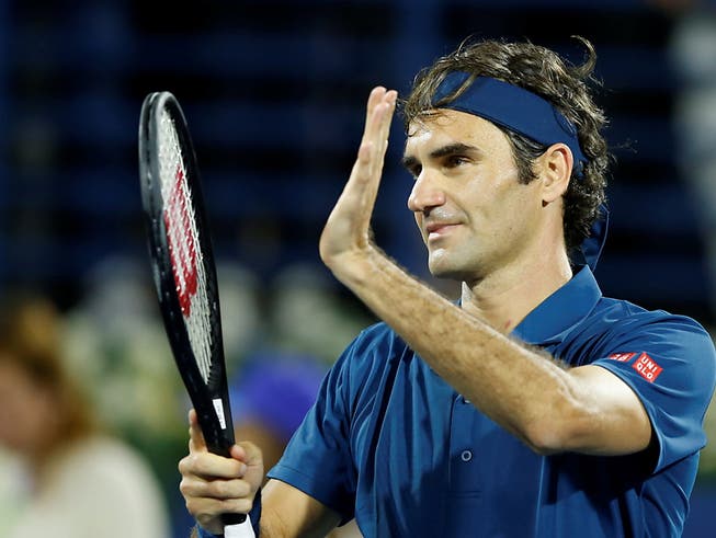 Roger Federer schreibt in Dubai mit seinem 100. Turniersieg Schweizer Sportgeschichte - und revanchiert sich bei Stefanos Tsitsipas, gegen den er am Australian Open in den Achtelfinals verloren hatte (Bild: KEYSTONE/EPA/ALI HAIDER)