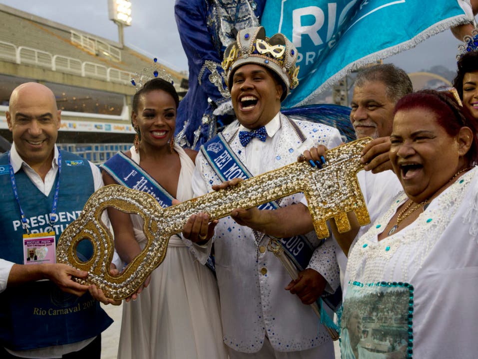 Mit der traditionellen Schlüsselübergabe an die Feierwütigen beginnt der Karneval von Rio de Janeiro offiziell. «König Momo» gibt jeweils den Startschuss zum bunten Treiben. (Bild: KEYSTONE/AP/SILVIA IZQUIERDO)