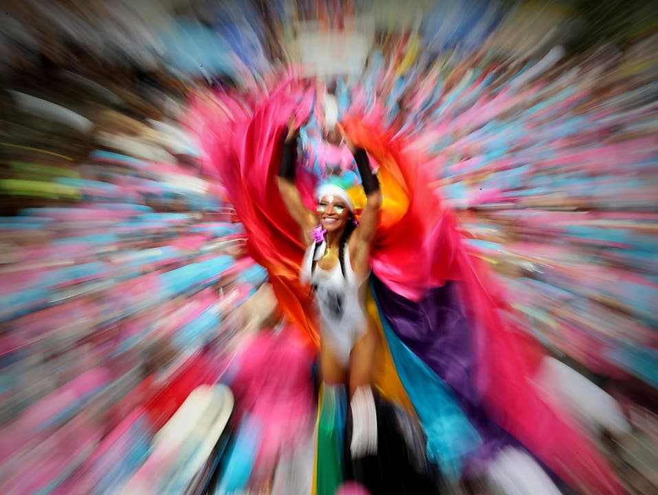 Zum bunten Karneval in Rio werden insgesamt sieben Millionen Menschen erwartet. (Bild: KEYSTONE/EPA EFE/ANTONIO LACERDA)