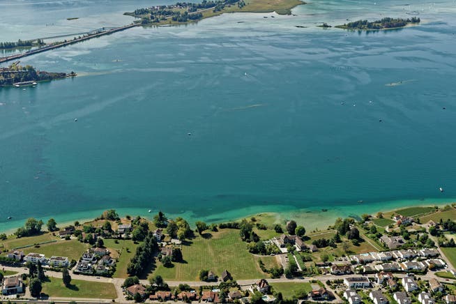 Blick auf das rund 16'000 Quadratmeter grosse Grundstück am Zürichsee. (Bild: Niklaus Wächter/Reportair.ch, 16. August 2018)