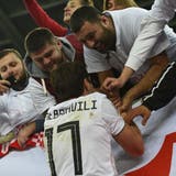Georgische Fans feiern ihre Stars nach einem Spiel gegen Kasachstan. (Bild: Levan Verdzeuli/Getty (Tiflis, 19. November 2018))