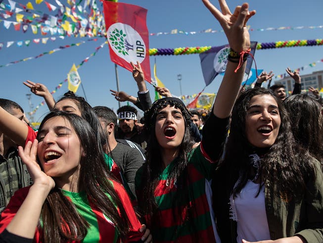 Zehntausende Menschen nahmen am kurdischen Neujahrsfest in Diyarbakir teil. (Bild: KEYSTONE/EPA/SEDAT SUNA)