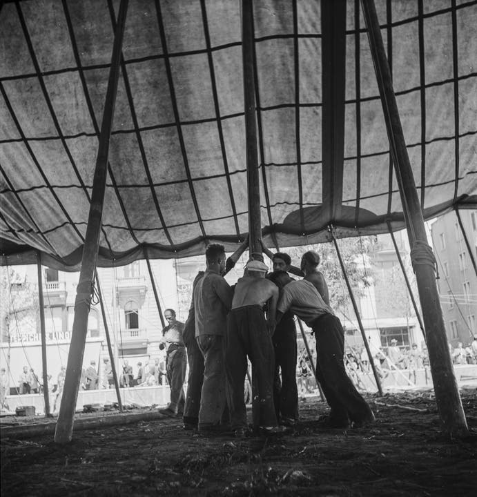 Auf der Sechseläutenwiese beim Bellevue in Zürich wird am 17. August 1941 das Zelt aufgebaut. (Bild: Keystone /Str)