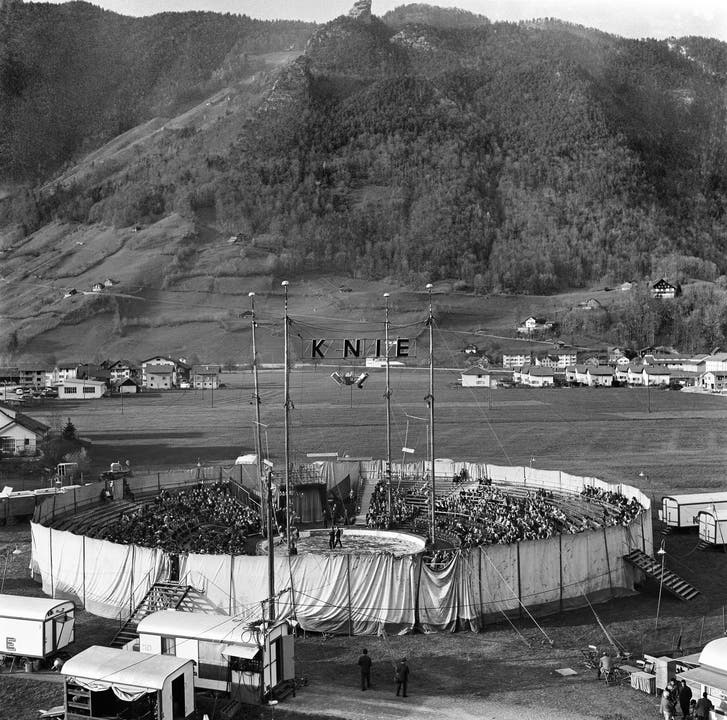 Der Zirkus Knie spielt im November 1962 in Brunnen wegen eines Föhnsturms ohne Zelt. (Bild: Keystone /Str)