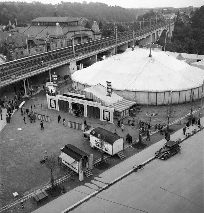 Der Zirkus Knie gastiert in Bern, aufgenommen am 30. Juni 1943. (Bild: Keystone /Str)