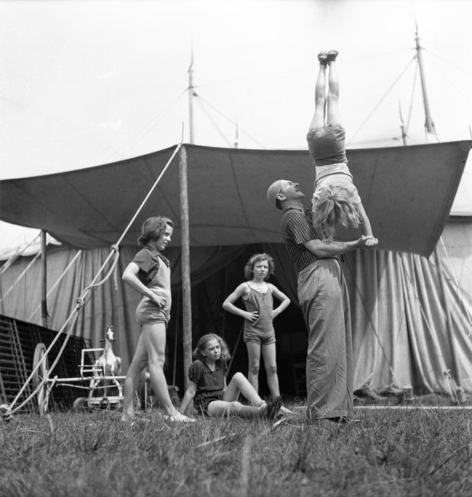 Mitglieder der tschechischen Artistenfamilie Lord proben vor dem Zelt des Zirkus Knie im Jahr 1943. (Bild: Keystone /Str)