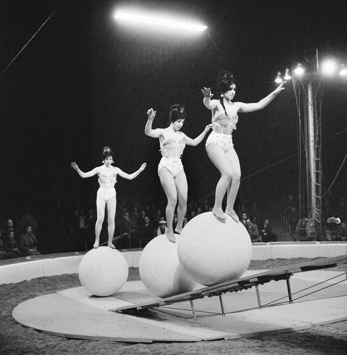 Drei Artistinnen auf rollenden Kugeln in der Manege des Zirkus Knie bei der Premiere des Programms , aufgenommen in Rapperswil am 18. Maerz 1961. (Bild: Keystone /Str)