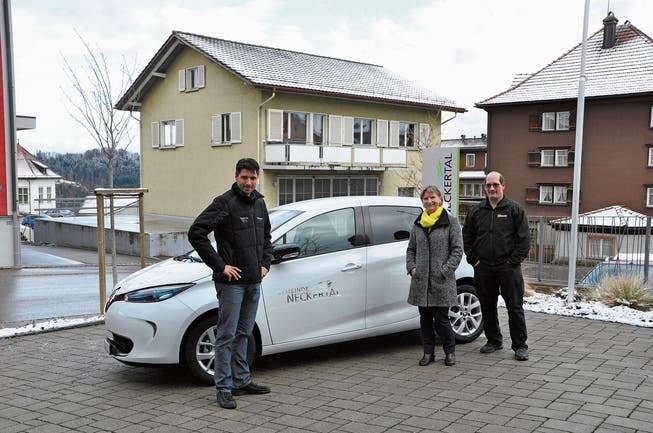 Mark Ritzmann von der Firma Sponti-Car übergibt das Fahrzeug der Gemeinde Neckertal an Gemeindepräsidentin Vreni Wild und Gemeinderat Walter Brander (von links). (Bild: Sabine Camedda)