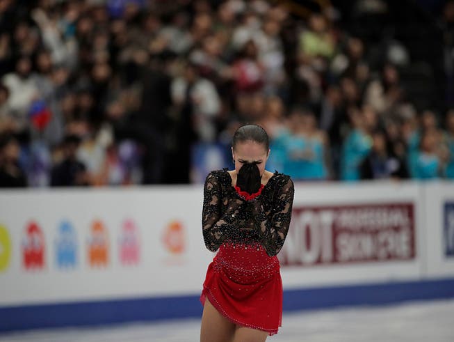 Nach der Kür fällt der ganze Druck von Alina Sagitowa ab (Bild: KEYSTONE/AP/ANDY WONG)