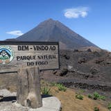 Willkommen im Nationalpark von Fogo! Man kann schon den mächtigen Vulkan Pico do Fogo aus der Ferne erkennen.