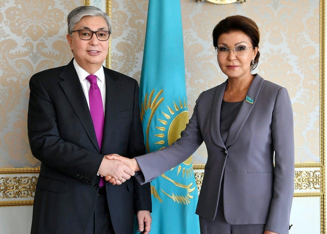 Der kasachische Interimspräsident Kassym-Jomart Tokayev mit Dariga Nasarbajewa. (Bild: AP, Astana, 20. März 2019)