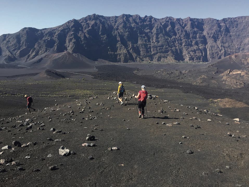 Wanderer beim teilweise staubigen Abstieg vom 1920 hohen Vulkan Pico Pequeno auf der Insel Fogo. (Bild: Bilder: Stefanie Geske)