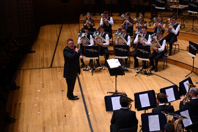 Die Brassband Bürgermusik Luzern mit Dirigent Michael Bach im KKL. (Bild: Roger Grütter, 23. März 2019)