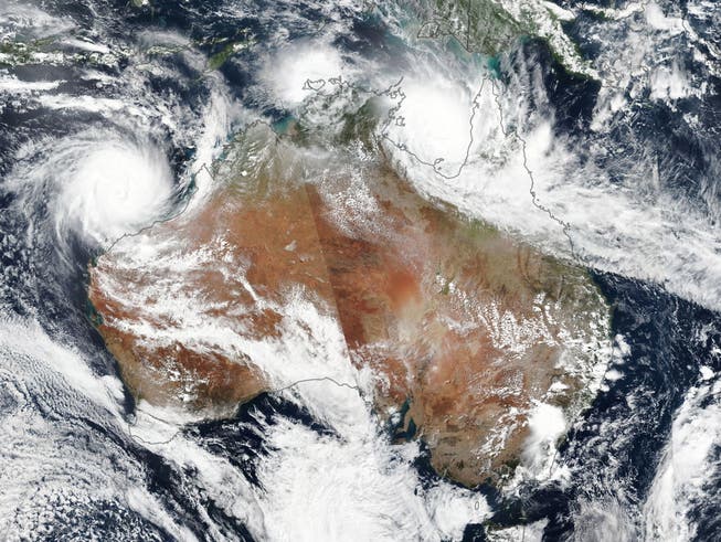 Satellitenbild der beiden Zyklone über Australien. (Bild: Keystone/EPA NASA Earth Observatory/NASA EARTH OBSERVATORY HANDO)