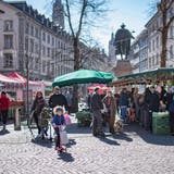 Beliebter Treffpunkt: Der Wochenmarkt auf dem Marktplatz. (Bild: Benjamin Manser)