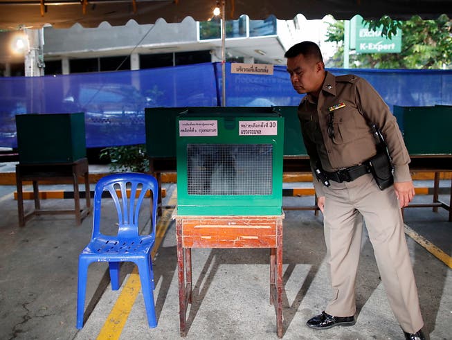 In Thailand haben am heutigen Sonntag knapp fünf Jahre nach einem Militärputsch die Parlamentswahl begonnen. (Bild: KEYSTONE/EPA/RUNGROJ YONGRIT)