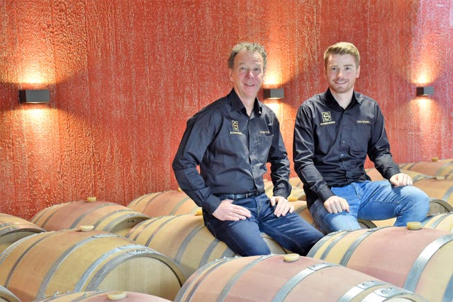 Vater und Sohn: Thomas und Fabio Schmid freuen sich über den grossen Erfolg ihres Weins in Berlin. (Bild: Roland Müller