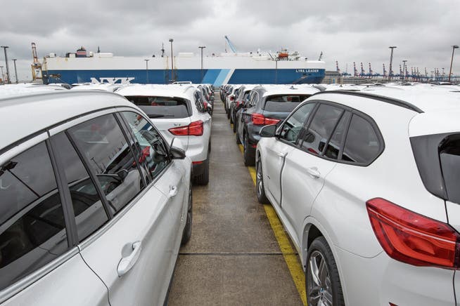Deutsche Autos warten am Hafen von Bremerhaven auf ihren Export nach Übersee. Die USA drohen der EU mit Strafzöllen auf Autos. (Bild: Ulrich Baumgarten/Getty)
