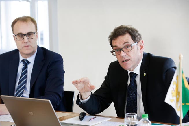 Finanzchef Urs Meierhans und Regierungsrat Jakob Stark präsentieren die Rechnung 2018. (Bild: Donato Caspari)