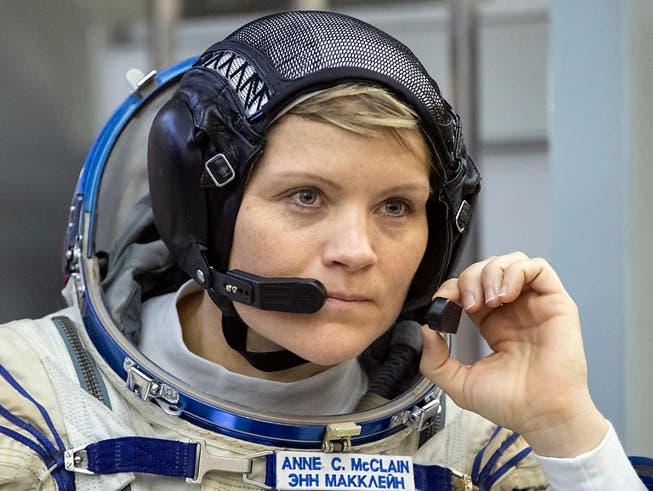 Das passende Oberteil beim Raumanzug fehlt: US-Astronautin Anne McClain muss am Freitag auf einen Ausseneinsatz im All verzichten. (Bild: KEYSTONE/AP/PAVEL GOLOVKIN)