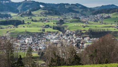 Der Zweckverband Regionales Seniorenzentrum Solino in Bütschwil (im Vordergrund) kann weiterhin auf Mosnang (im Hintergrund) als Mitgliedgemeinde zählen. (Bild: Christian Regg)