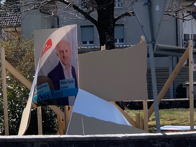 Eines der zerstörten Wahlplakate in Grosswangen. (Bild: Angela Pfäffli)