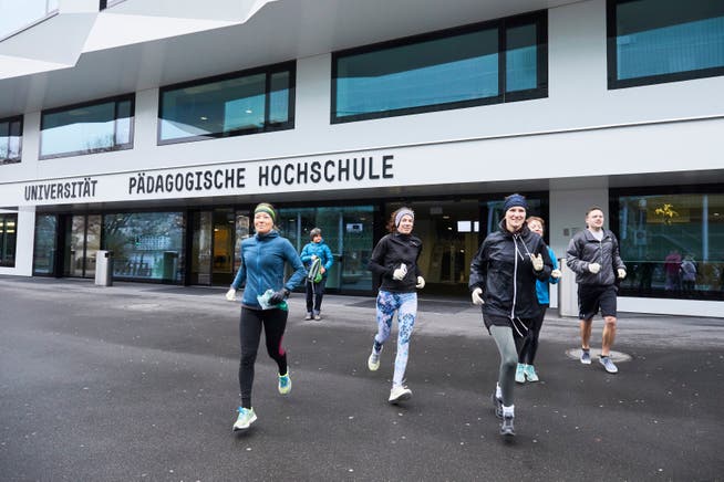 Ausgerüstet mit Handschuhen und Plastiksack ziehen Jogger zum «Plogging» los. (Bild: Jakob Ineichen, Luzern 26. März 2019) 