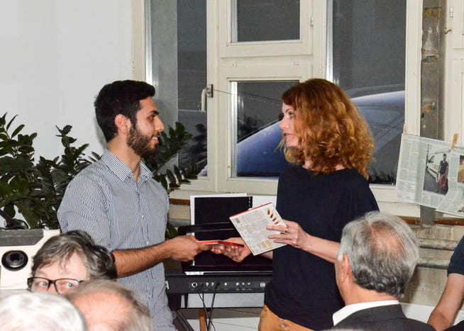 Gemeinderätin Isabelle Denzler bedankt sich beim syrischen Flüchtling Rami Msallam für dessen Auftritt. (Bild: Christoph Heer)