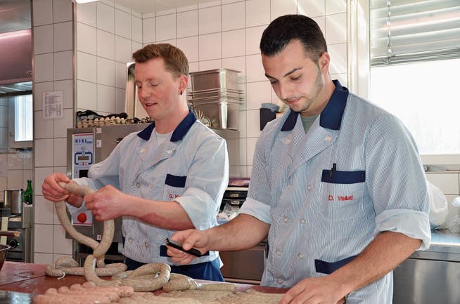 Gabriel Nauer (links) und Davide Vailati verarbeiten das Schweinefleisch zur Mörschwiler Kräuterbratwurst. (Bild: Judith Schönenberger)