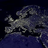 Europa bei Nacht: Dieses Satellitenbild zeigt die Orte, an denen die Lichtemissionen am stärksten sind. (Bild: Keystone)