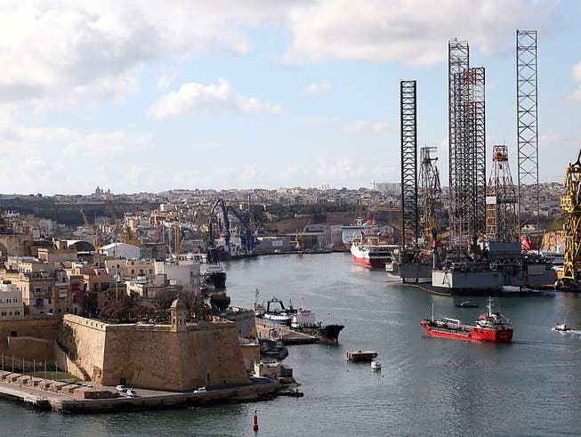 Der Frachter, der 108 Bootsflüchtlinge gerettet hat, wurde von Helikoptern und Militärschiffen in den Hafen von Maltas Hauptstadt Valletta eskortiert. (Bild: KEYSTONE/EPA/ANNE AQUILINA)