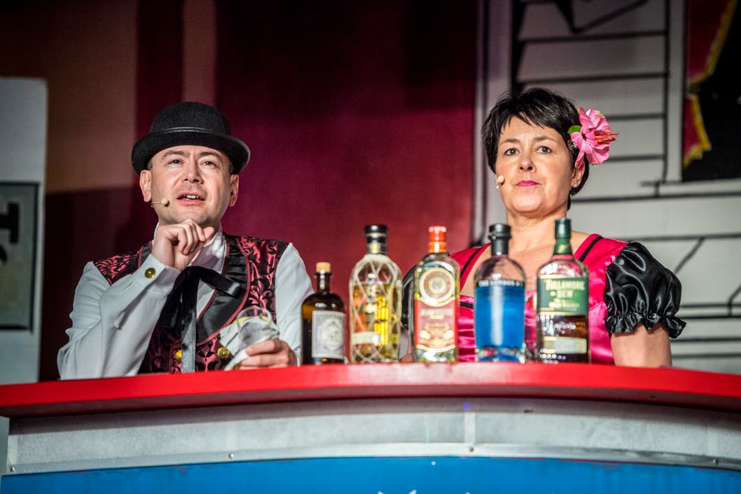 Barkeeper Ben (Andreas Plüer) und Miss Kitty (Saskia Geisselhardt) führten durchs Programm. (Bild: Andrea Stalder)