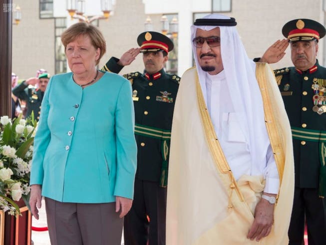 Die deutsche Regierung um Angela Merkel hat in der Nacht auf Freitag eine Lösung im Streit um die Rüstungsexporte nach Saudi-Arabien gefunden, ohne die EU-Partner vor den Kopf zu stossen. (Bild: KEYSTONE/EPA SAUDI PRESS AGENCY/SAUDI PRESS AGENCY HANDOUT)