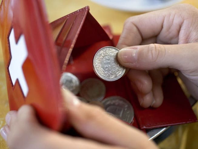 In der Schweiz haben die reichsten 20 Prozent der Bevölkerung durchschnittlich 4,4 Mal mehr Geld zur Verfügung als die ärmsten 20 Prozent. Der Bund sorgt durch staatliche Umverteilung dafür, dass das Ungleichgewicht sich nicht verstärkt. (Bild: Keystone/MARTIN RUETSCHI)