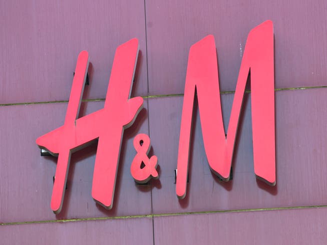 Der Kleiderkonzern Hennes & Mauritz (H&M) hat im ersten Quartal einen geringeren Gewinneinbruch erlitten als befürchtet. (Bild: KEYSTONE/AP/MICHEL EULER)