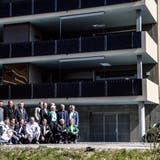 Teilnehmer und Referenten des Medienanlasses in Tobel posieren vor der Überbauung für ein Gruppenbild. (Bild: Christoph Heer)