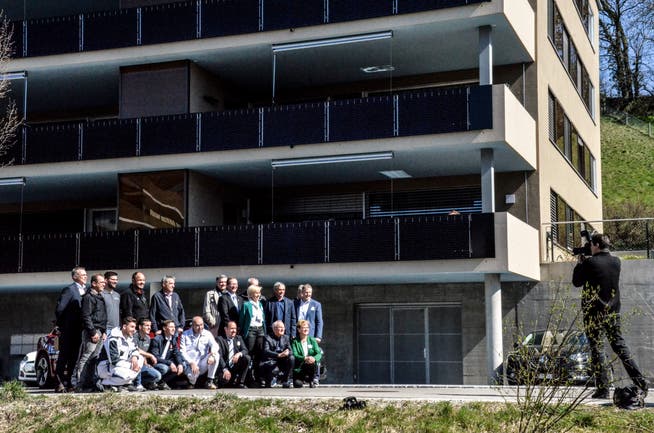 Teilnehmer und Referenten des Medienanlasses in Tobel posieren vor der Überbauung für ein Gruppenbild. (Bild: Christoph Heer)