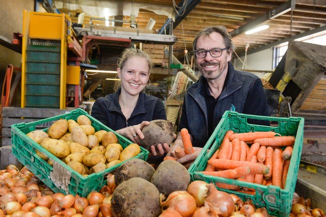 Lea und Peter Aschmann vom Birkenhof in Illhart bieten diesen Samstag auf ihrem Hof ihr marktuntaugliches Gemüse an. (Bild: Donato Caspari)
