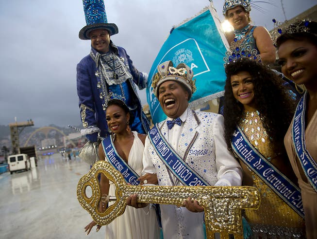 Hat die Macht über die Stadt am Zuckerhut übernommen: Karneval-König Momo Wilson Neto mit dem symbolischen Stadtschlüssel. (Bild: KEYSTONE/AP/SILVIA IZQUIERDO)